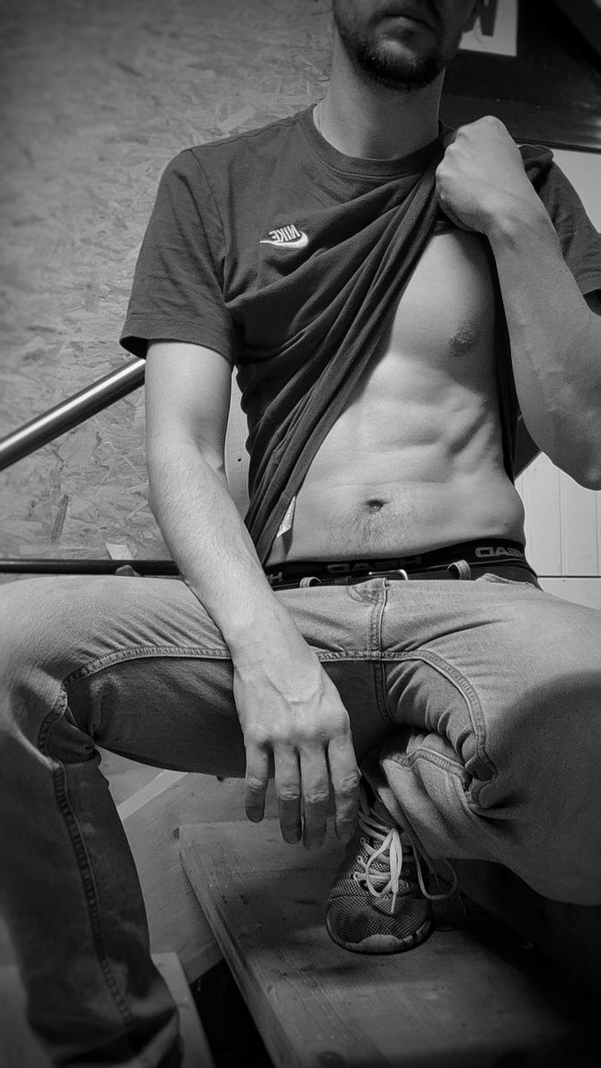 nicer_cookie's tweet photo. Dirty and tired.. who can I shower with?
#afterwork
#sixpak
#TiredAF https://t.co/ab4RMoJp2c