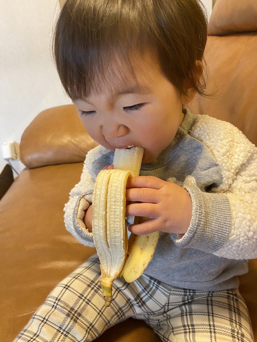 jts_939's tweet photo. バナナ食べてるだけでも娘が可愛すぎて困る https://t.co/g9hEThV6WU