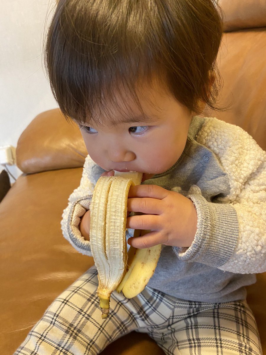 jts_939's tweet photo. バナナ食べてるだけでも娘が可愛すぎて困る https://t.co/g9hEThV6WU