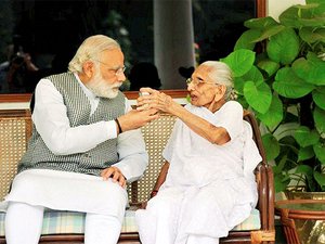 हमारे प्रधानमंत्री श्री नरेंद्र मोदी जी की मां हीराबेन मोदी जी के निधन से दुखी हू। माँ का स्थान किसी के जीवन में कोई नहीं भर पाता। शत शत नमन! ओम शांति!