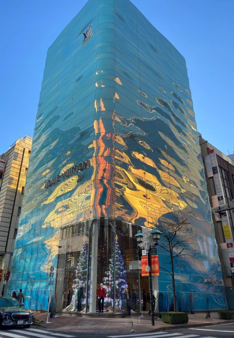 年末TOKYOヴィトン様がラーメン二郎か?ってくらい並んでいた 景気がいい人もいるんだ 