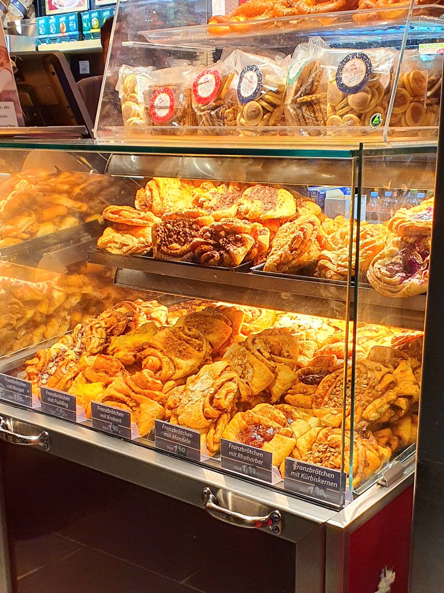 Fiothin's tweet image. Auf meiner noblen Quest, Franzbrötchen zu Freundys nach Franken zu bringen. 😌
