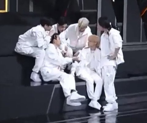 kookoojune's tweet photo. “Our habit is to always stay close together”

they ain't lying 🥺😭

#iKON #iKONFREEDOM https://t.co/4eoF7LhpWS