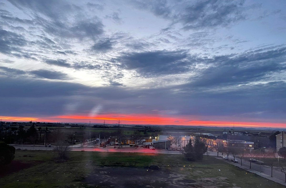 PepaCampillos's tweet photo. Amanece en la capitaleja #CiudadReal con este impresionante horizonte de yema de huevo 🤩😍
Foto #InoCrespo
@meteocr @ElTiempo_tve @ElTiempoCMM @tiempobrasero https://t.co/1mlkjDgkJo