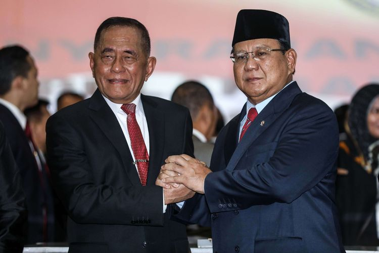 sigitsuryo's tweet photo. Did the appointment of retired military generals as defence ministers in Indonesia lead to a loss of civilian control? 
Our study investigates the impact on the leadership structure and key initiatives of the Ministry of Defense." #military #Indonesia #TNI 
.
.
.
📷: @kompascom https://t.co/zr8EDTpWLX