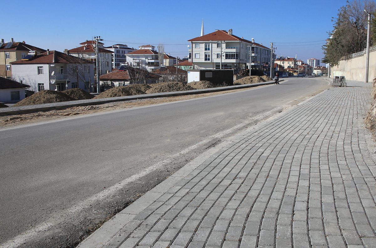 #KaramanBelediyesi'nce, Sanayi sitesi ve Şeyh Şamil Mahallesi'nde sıcak asfalt, Piri Reis ve Siyahser Mahallesi'nde de kaldırım çalışmaları devam ederken, kent genelinde altyapı ve üstyapı faaliyetlerinin hava şartları elverdiği sürece devam edeceği bildirildi.
#SavaşKalaycı