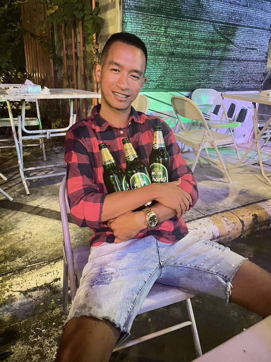 TPootubtim's tweet photo. ไม่มีใครให้กอด ก็กอดขวดไปก่อน🍻😴 

#กลับมาหาดใหญ่แล้วนะครับ🙋
#หาดใหญ่ทักได้นะ❤️🤫 https://t.co/GJbaquGvwK