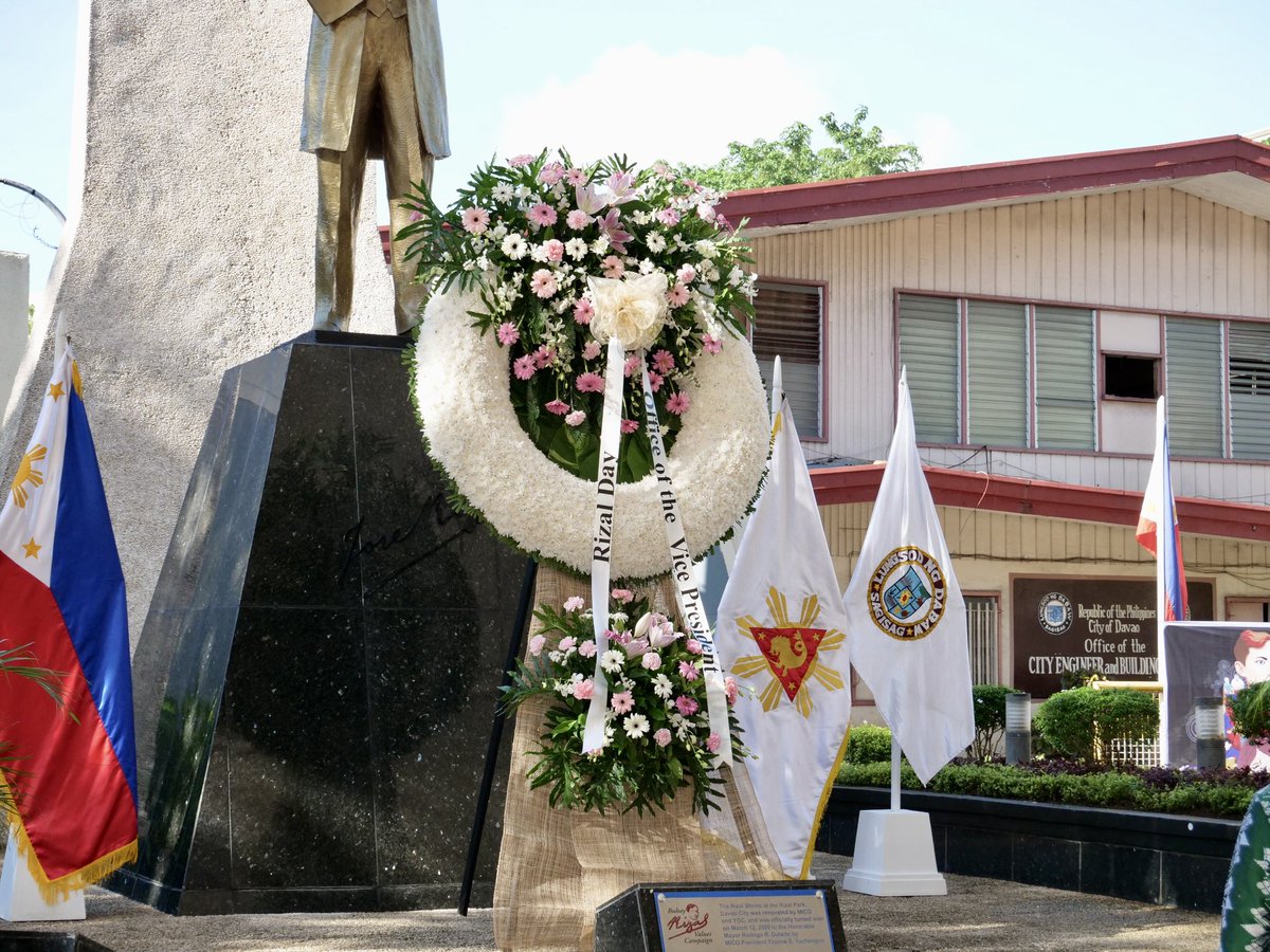 Ginugunita natin ngayong araw ang ika-126 na anibersaryo ng kabayanihan ni Dr. Jose Rizal. 

Kasama ang mga kasapi ng security sector at mga opisyal at department heads ng Davao City government, nag-alay tayo ng bulaklak sa monumento ng ating pambansang bayani sa Rizal Park.