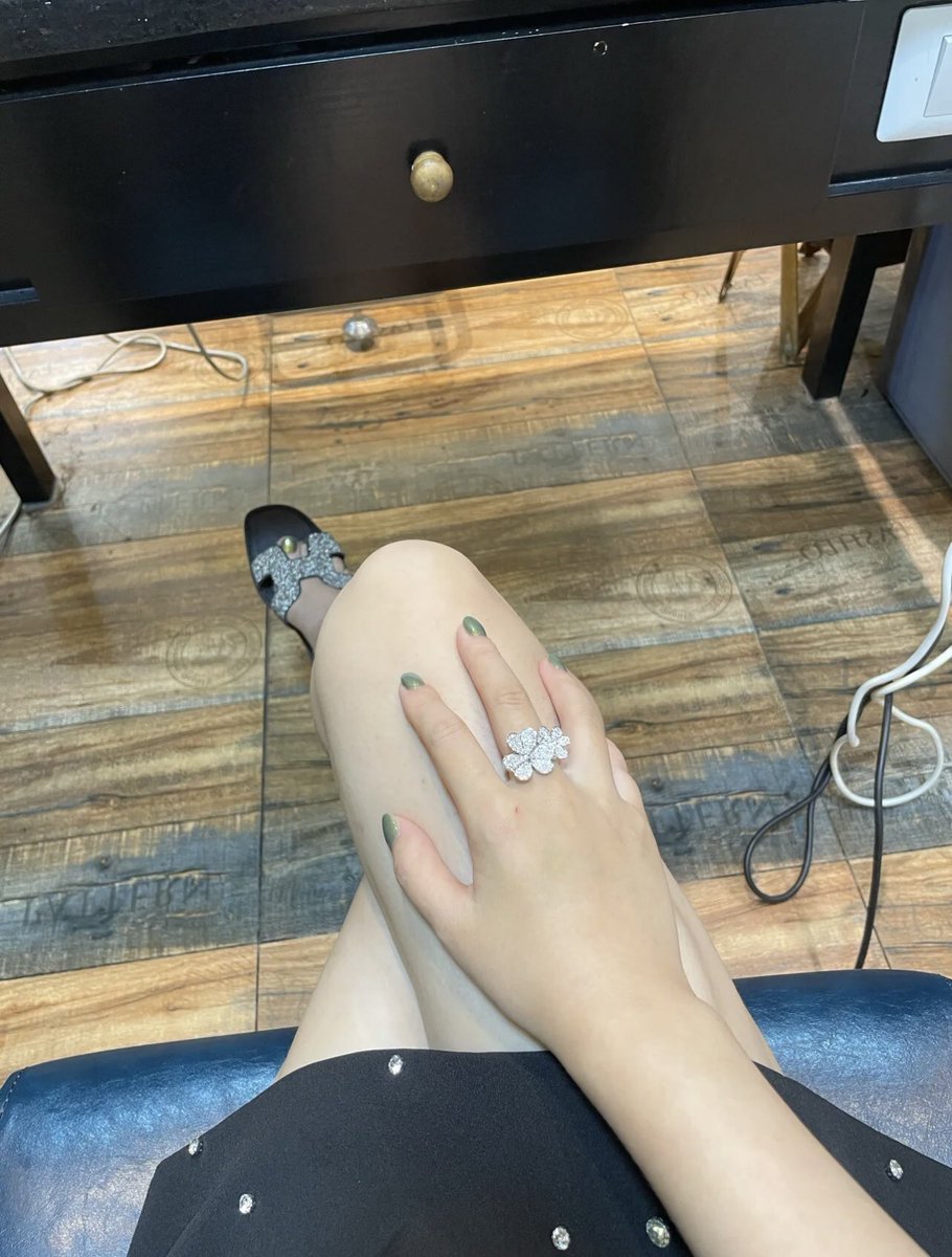 ndjitaviu's tweet photo. 还有两个小时下班，今晚不知道要便宜那个哥哥了🤭 #���信交友 https://t.co/NX2sG1dxL0