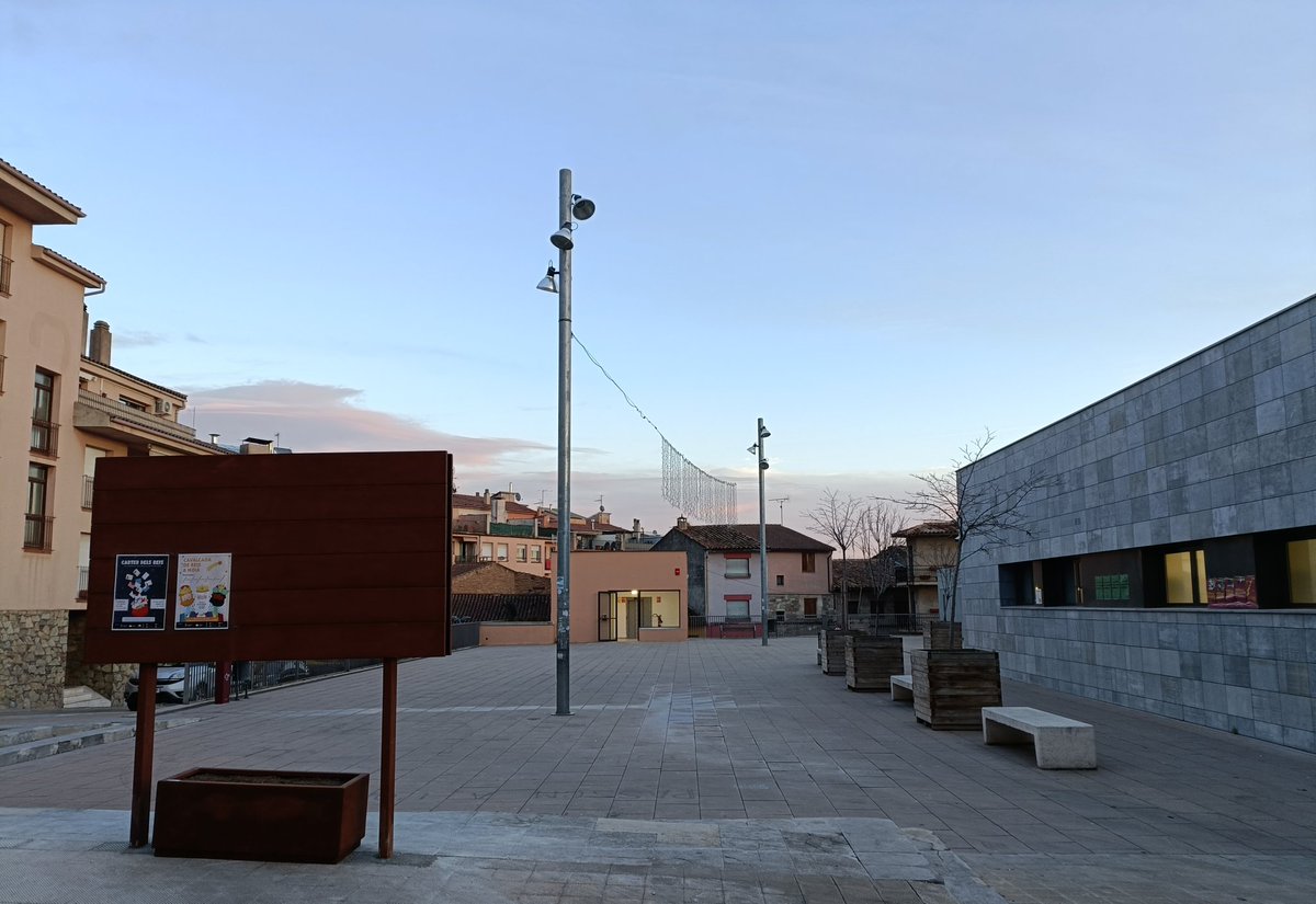 AjMoia's tweet photo. 📢 L'ajuntament #Moià instal·la 3 noves cartelleres a la via pública per penjar publicitat.
ℹ️ Recordeu que no està permès penjar cartells a les façanes de les propietats privades.
👉 Si heu de fer difusió d'una activitat, utilitzeu els llocs habilitats.
#civisme #milloremmoia https://t.co/xfBwu4hO21