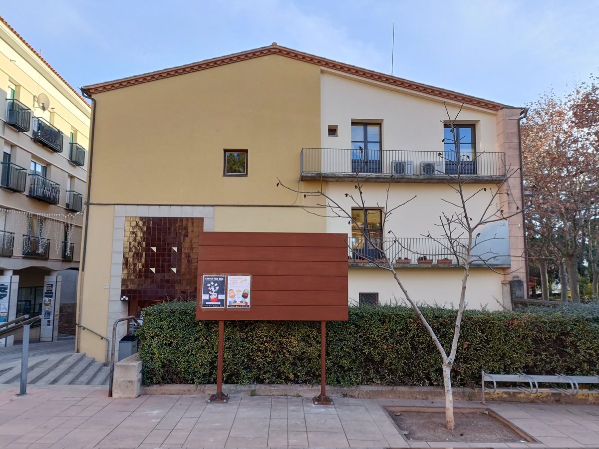 AjMoia's tweet photo. 📢 L'ajuntament #Moià instal·la 3 noves cartelleres a la via pública per penjar publicitat.
ℹ️ Recordeu que no està permès penjar cartells a les façanes de les propietats privades.
👉 Si heu de fer difusió d'una activitat, utilitzeu els llocs habilitats.
#civisme #milloremmoia https://t.co/xfBwu4hO21