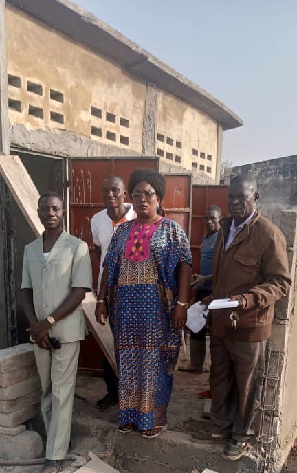 Visite du chantier des travaux de construction d'un bloc de latrines à 04 cabines à l'EPP Tipoul dans la commune Dankpen 2 par Madame le Maire TITTORA NARE Tanma et sa suite...