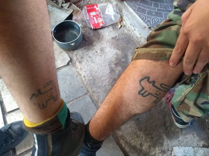 ConFuneral's tweet image. Una vez con un amigo de stgo estábamos hablando de nuestros tatuajes y resulto que teníamos el mismo  XD