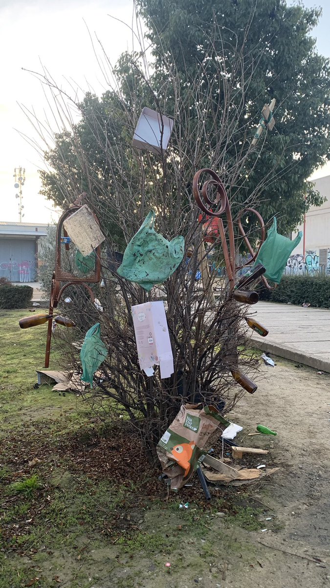 mazinger105's tweet photo. Precioso y original árbol de Navidad situado en el Parque de las Mierdas de Churriana De la Vega (C/ Puente del Palo). Invito a visitarlo antes de que lo vandalicen… https://t.co/LXK9pKcBky