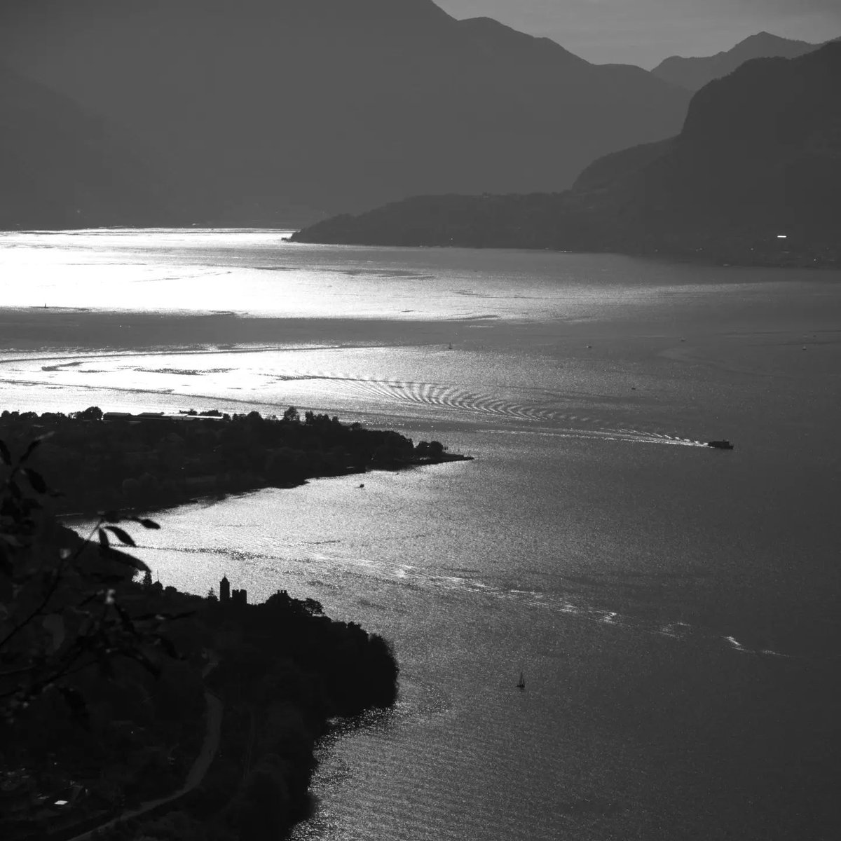 MarcoFosci's tweet photo. Dervio, the reflection of the evening light on the water on Lake Como, the wakes of the current, the bends of the coast and the sailing boats
—
#dervio #lakecomo #lake #italy #bnw #bnwphotography #blackandwhite #monochrome #bnwphotos #moments_in_bnw #moments_in_photography #mome https://t.co/2a3nJZRj05