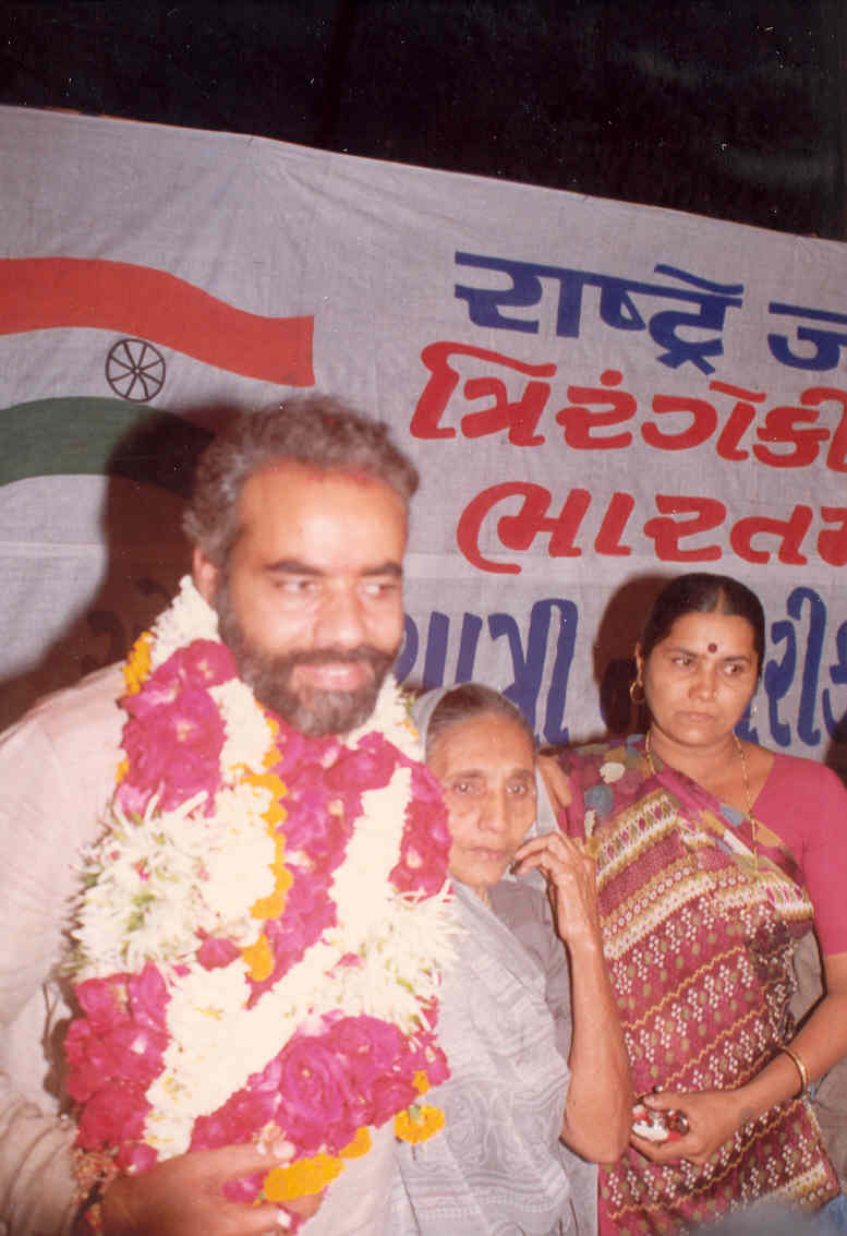 timesofindia's tweet photo. 30th January, 1992: The day after Modi returned from the Ekta Yatra, a grand civic felicitation was held in #Ahmedabad in honor of all Ekta Yatris.

It was one of the first times his mother #HeeraBenModi appeared in public. She applied a Tilak to his forehead. https://t.co/v8BpkhzCfL