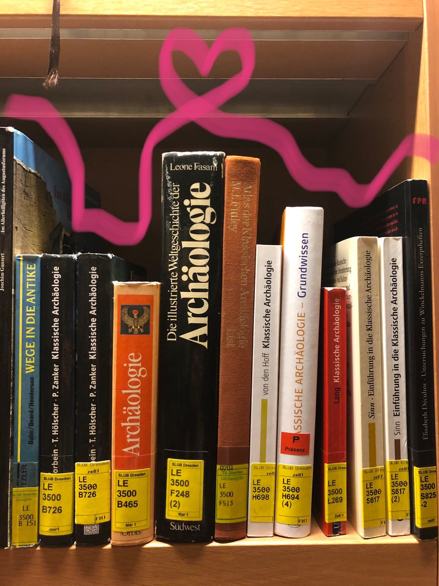 KarinaIwe's tweet photo. Freitagmorgen.
Ein Spaziergang entlang der Regale der @SLUBdresden.
Man wird wie magisch von der #Archäologie|abteilung angezogen!😬
…Guten Morgen!
#Bibliotheksgeschichten
#MuseumsmitarbeiterinnenAufAbwegen #Bibliothek https://t.co/QkCijTuAwt
