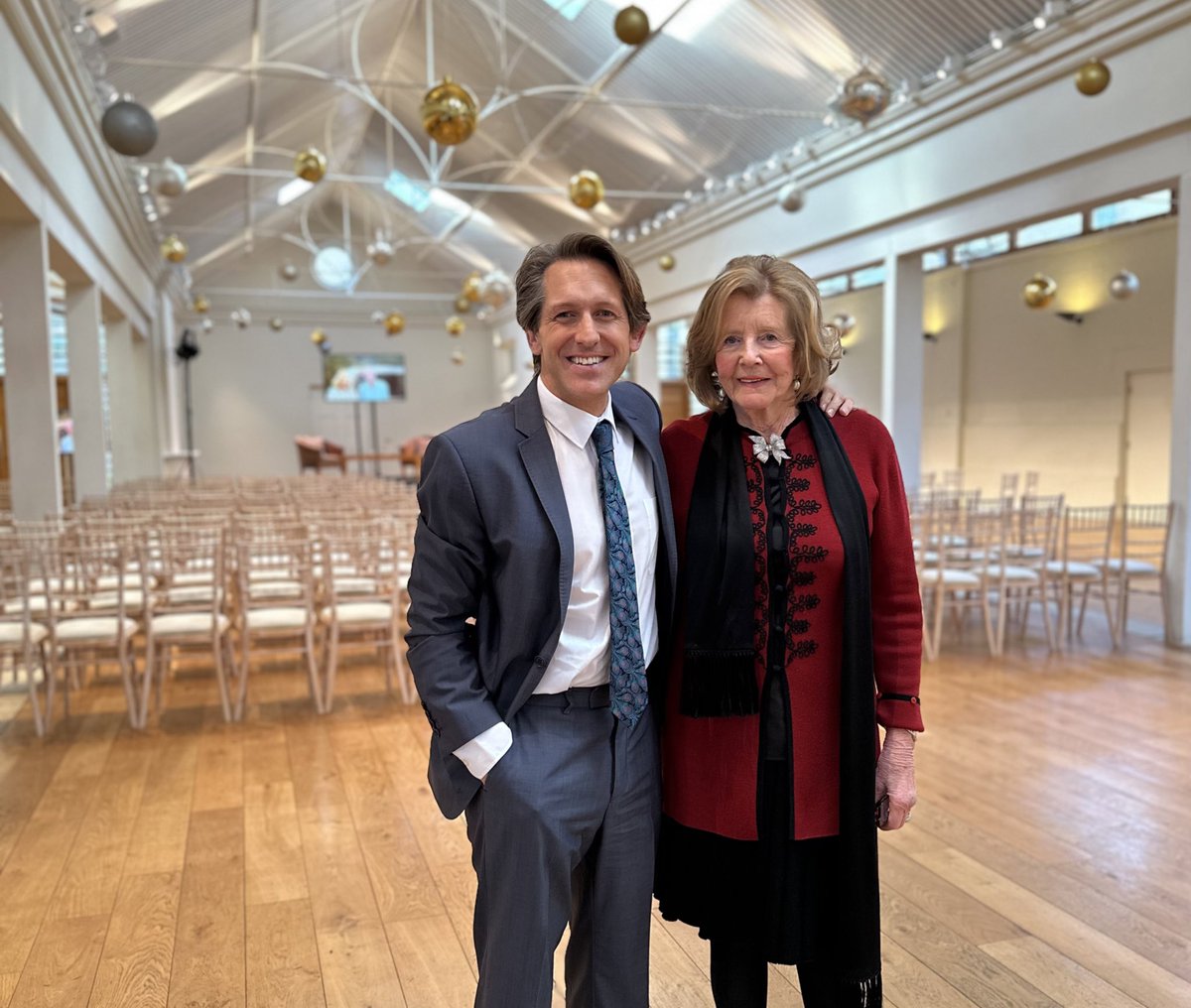 DavidWhiteleyTV's tweet image. Fabulous afternoon yesterday reunited with the amazing best-selling author #LadyGlenconner @HolkhamEstate for the launch of her latest book #WhateverNext sequel to #LadyinWaiting Can’t believe it’s been a year since we were on stage with the last book. + Holkham stunning as ever!