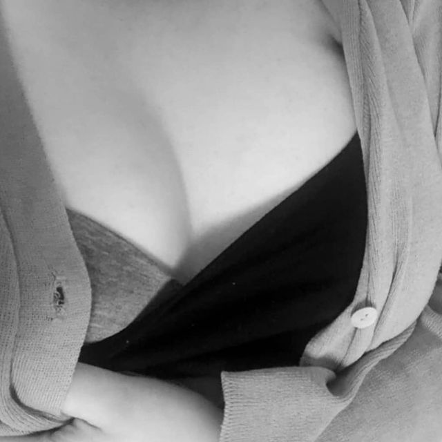 온종일 집에만 있었네요 
저녘은 간단히 먹고 술한잔 하고싶네
오늘밤 달려볼까요 ????? ㅋㅋ 

 #살색계  #돌싱 #맞팔 #만남 #오프 #섹트