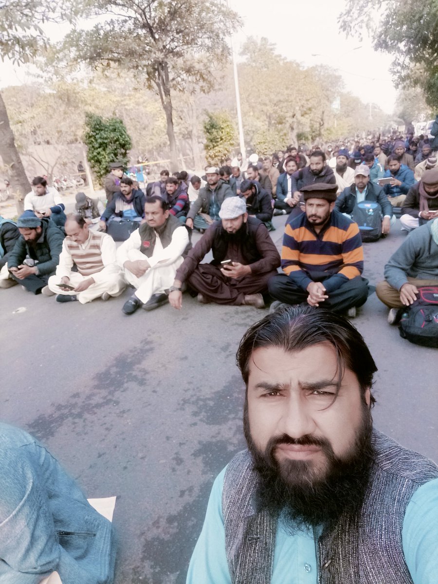 Abidlatifsdk's tweet photo. پنجاب!
مسلسل چوتھا روز!
باقاعدہ ٹیسٹ،سکروٹنی و انٹرویو کے ذریعے بھرتی ہونے والے  اساتذہ و اے ای اوز  لاہور کی سڑکوں پر اپنے جائز حق مستقلی کے لئے بیٹھے ہیں
#TeachersProtestAtZamanPark
#RegulariseSSEsAEOs
@HamidMirPAK
@ChParvezElahi
@ImranKhanPTI
@mooniselahi
@ImranRiazKhan https://t.co/OKQZaOeF4R
