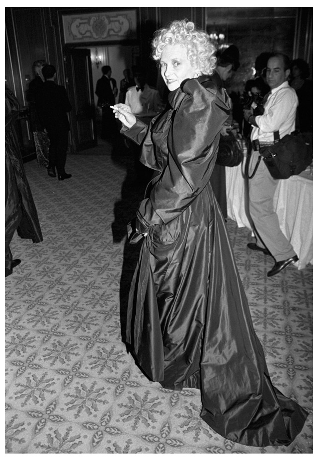 VogueSpain's tweet photo. Fallece Vivienne Westwood, icono del punk y maestra de la irreverencia.
https://t.co/kcRMyJ2iWd https://t.co/1RFYI3saLM