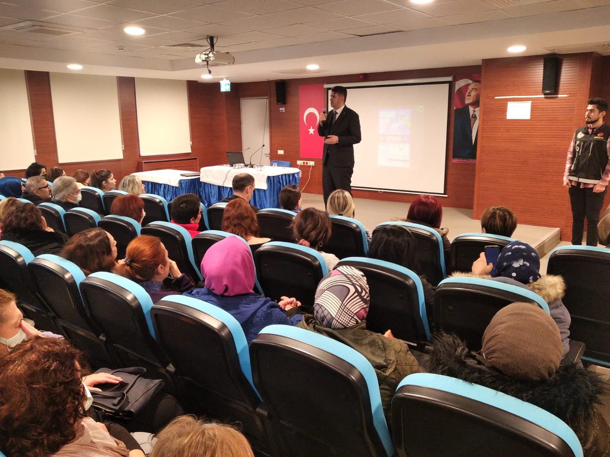 Sariyer_MEM's tweet photo. Sarıyer Kaymakamımız Sayın Ömer Kalaylı, Sarıyer Halk Eğitim Merkezi'nde uyuşturucuyla mücadelede annelere yönelik farkındalık ve bilinçlendirme çalışmaları kapsamına düzenlenen "En İyi Narkotik Polisi: Anne" eğitimine katıldı.@tcmeb @istanbulilmem @memleventyazici @cagatay33 https://t.co/JDTfX6IBHn