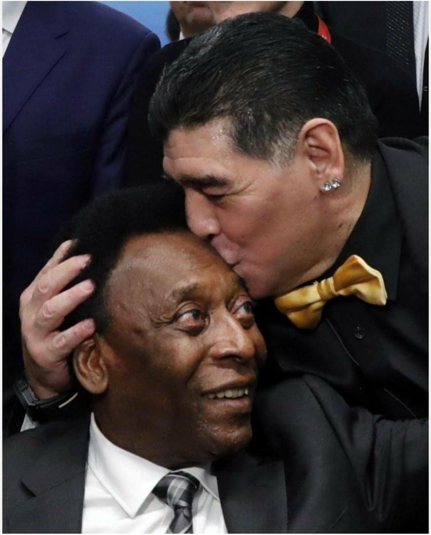 frankhuzur's tweet photo. #Maradona win king @Pele
#Pele #RestInPeace #RestInPeacePele https://t.co/BKHl6AfW9x