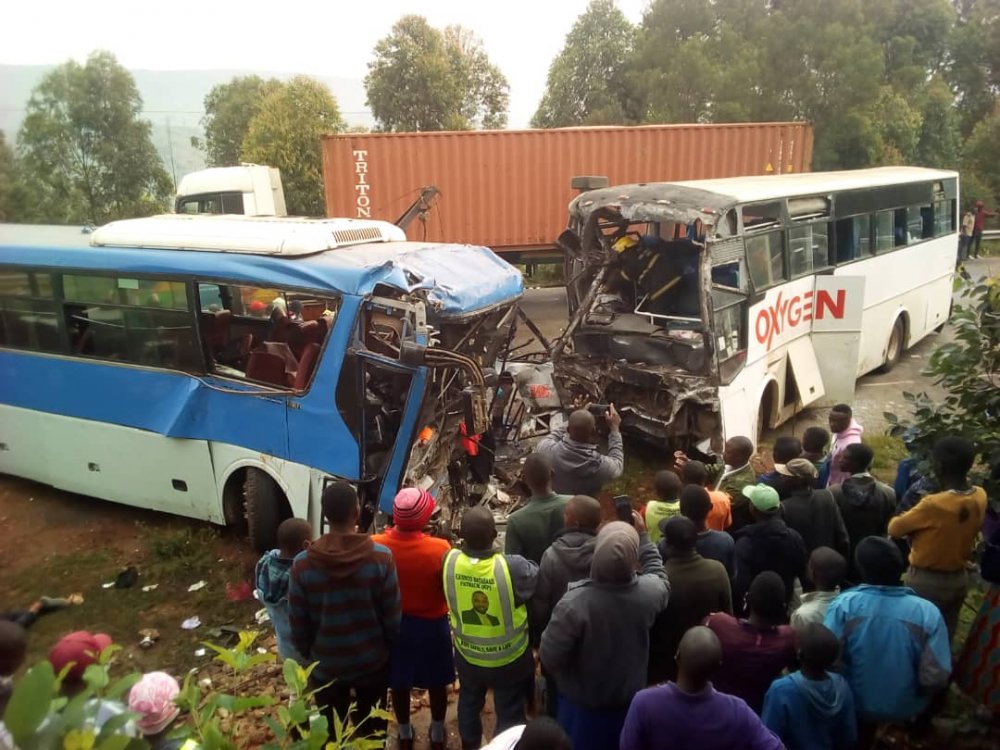 IGIHE's tweet photo. Imodoka ya sosiyete itwara abagenzi, Volcano Express yari iturutse i Kampala igana i Kigali yagonganye n’indi itwara abagenzi mu muhanda Ntungamo-Kabale , batandatu bitaba Imana.
https://t.co/ITKHRAvIEN? https://t.co/NygKZamoag