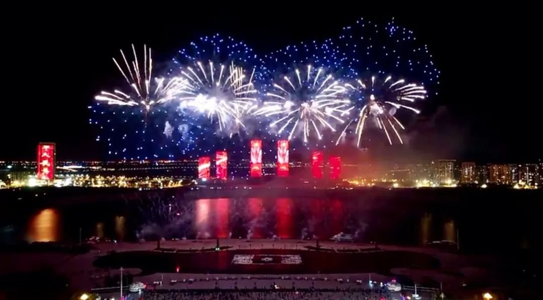 OrdosChina's tweet photo. 🎉Ringing in 2023 by watching a grand #fireworks show🎇 in #Ordos city's Wulan Mulun Lake Square might be a great choice on the last day of 2022. This year's fireworks are expected to shoot up as high as 300 meters and are suitable for long-distance viewing. #VisitOrdos #NewYear https://t.co/cfYez8FJMV