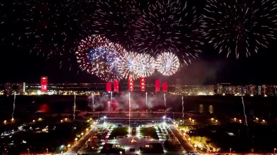 OrdosChina's tweet photo. 🎉Ringing in 2023 by watching a grand #fireworks show🎇 in #Ordos city's Wulan Mulun Lake Square might be a great choice on the last day of 2022. This year's fireworks are expected to shoot up as high as 300 meters and are suitable for long-distance viewing. #VisitOrdos #NewYear https://t.co/cfYez8FJMV