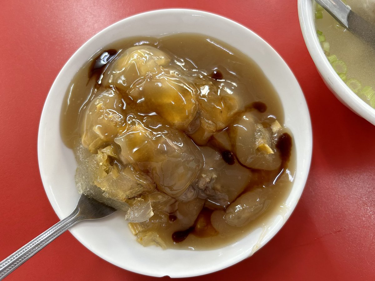 warabimochi28's tweet photo. まだもうちょっと台湾反芻ｗ☺️ 斗六ではカフェの前に肉圓と綜合湯。これもまたいい食感で、どちらもとてもいい味だった。肉圓って実は何の具が入ってるかよくわからないのだけど好きやわｗ 店内では日本の昔の歌のメロディーが懐かしい音で流れていた。斗六鄧肉圓 https://t.co/WmriRwrzKy