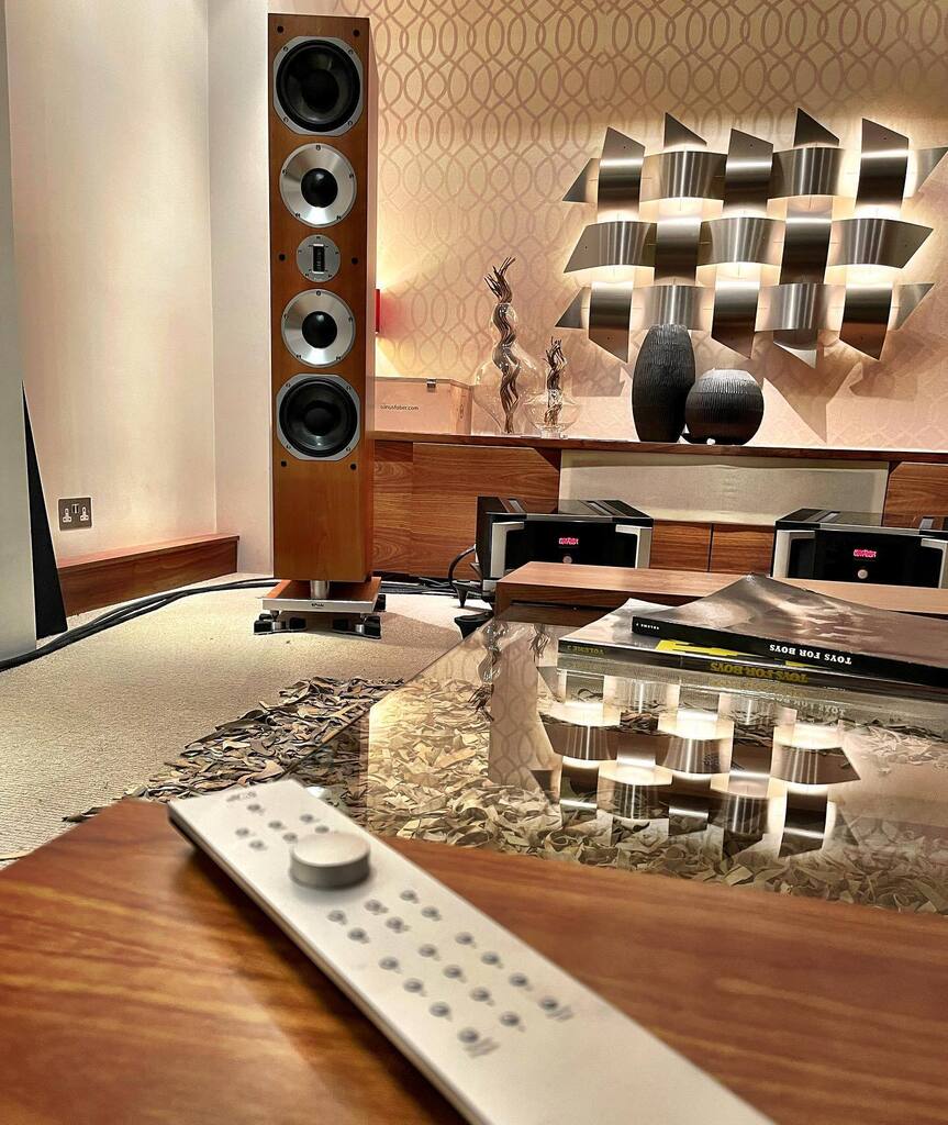 AudioVenue's tweet photo. Power with control.
.
#luxuryhifi #hifiealing #hifi #transparentcable #proac #proack10 #wellfloat #hifisystem #maidenhead #marklevinson #ultimateaudio #highendaudio #soundroom #marklevinsonml50 #ml50 #audiolondon #transparentaudio #monoblocks #ultim… https://t.co/ddRgkZ2XIQ https://t.co/94J1xOBEEt