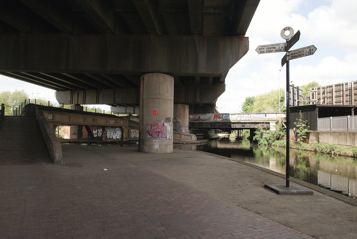 The Salford Junction, beneath the start of the Graveley Hill Interchange, 2018

#FingerPostFriday #CanalPhotography #UrbanPhotography