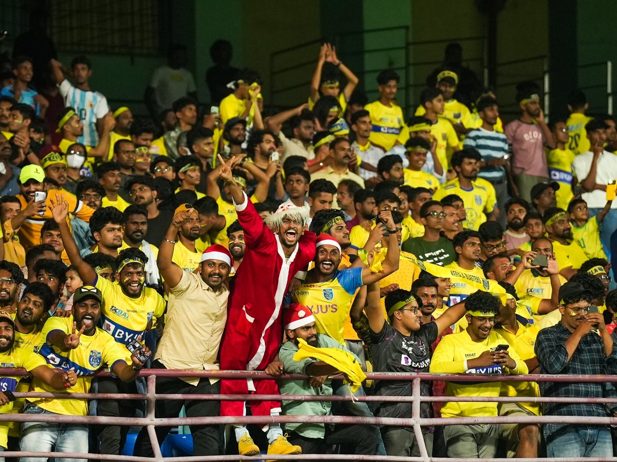 KeralaBlasters's tweet photo. പകരംവെക്കാൻ പറ്റാത്തതൊന്ന് 😍💛

#KBFCOFC #ഒന്നായിപോരാടാം #KBFC #KeralaBlasters https://t.co/tv65rd5Vlo