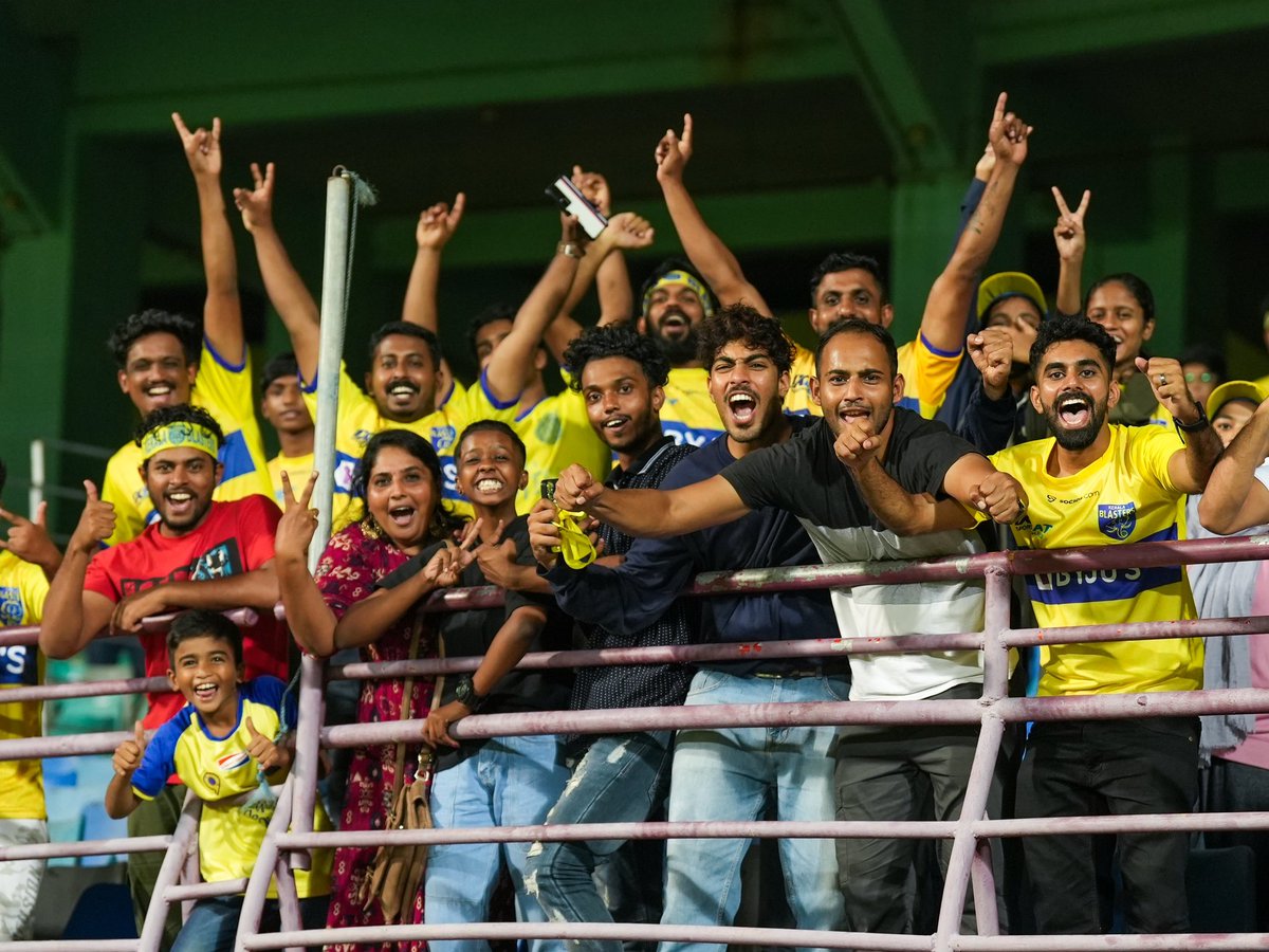 KeralaBlasters's tweet photo. പകരംവെക്കാൻ പറ്റാത്തതൊന്ന് 😍💛

#KBFCOFC #ഒന്നായിപോരാടാം #KBFC #KeralaBlasters https://t.co/tv65rd5Vlo
