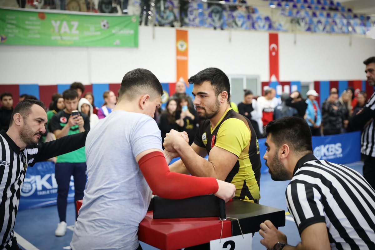 yuregirbld's tweet photo. #YüreğirSporlaŞenleniyor 

Ertuğrul Gazi Spor Kompleksi'mizde ev sahipliği yaptığımız Okullar Arası Bilek Güreşi Bölge Şampiyonası nefes kesen müsabakalarla devam ediyor. 💪

Başarılar gençler 👏 https://t.co/Ihzz3tQ7xX