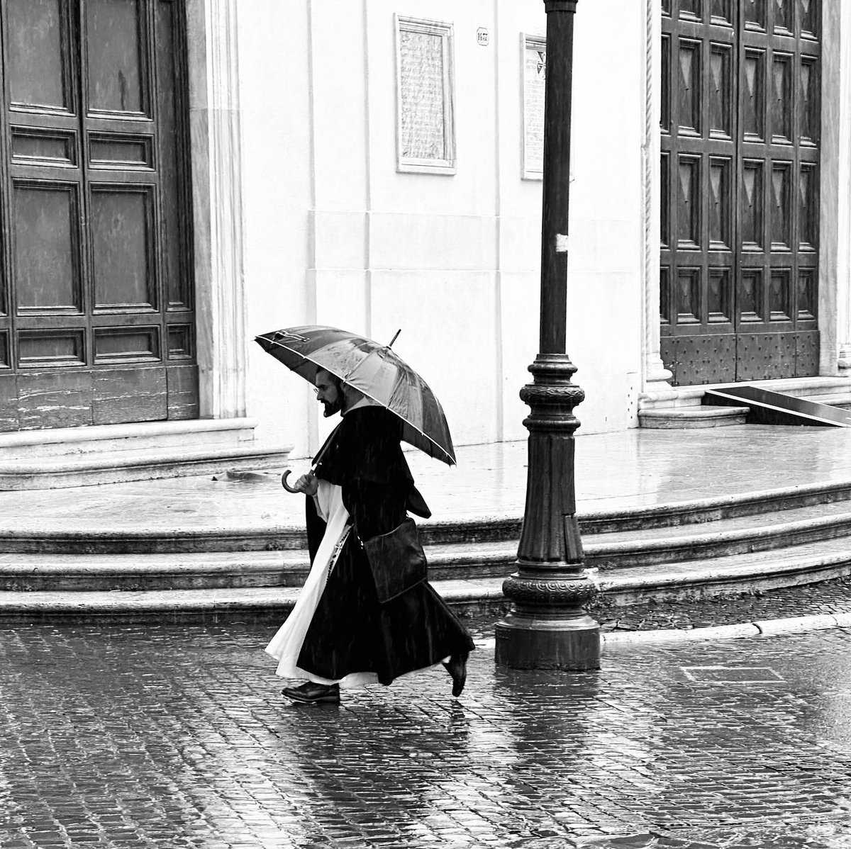 Le vie del Signore sono infinite.
E scivolose.
ph @valeria_vaglio

#raininginrome #rainyday #rain #pioggia #stradediroma #streetsofrome #walkinginrome #sampietrino #sanpietrino #sampietrini #sanpietrini #selciatoromano #roma #rome