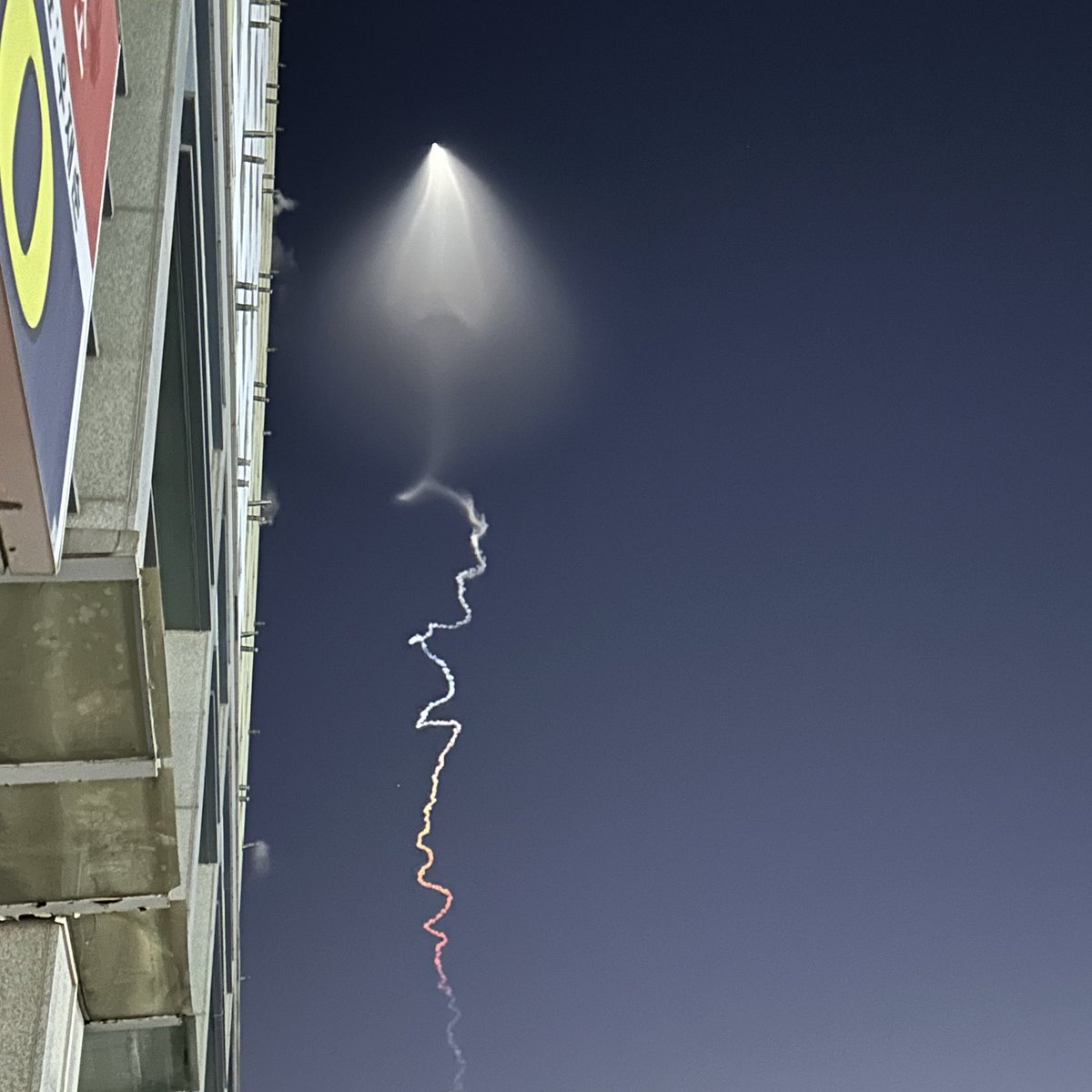 인천 부평에서 조명탄으로 추정되는 것을 트친이 찍어서 올렸는데요. 트위터 검색해보니까 같은 시각 수원에서도 발견된 것 같은데요. 혹시 아시는 바 있으신가요?