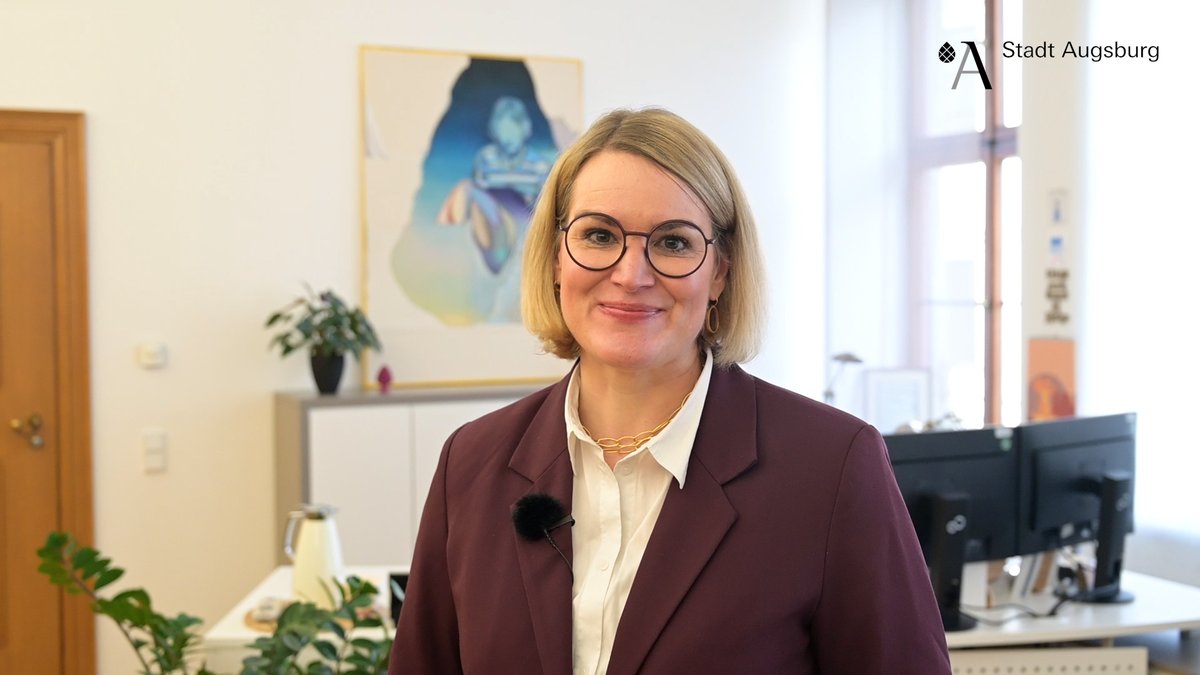 stadtaugsburg's tweet photo. #Neujahrsbotschaft: "Danke Ihnen, dass Sie den Laden am Laufen halten. Mein Job ist es und wird es sein, Sie zu unterstützen. Damit Sie weiterhin voller Überzeugung sagen können: #Augsburg ist eine der schönsten Städte der Welt", sagt OB @eva_k_weber.
➡️ https://t.co/RUon0CPebx https://t.co/NG0nQTOiw7