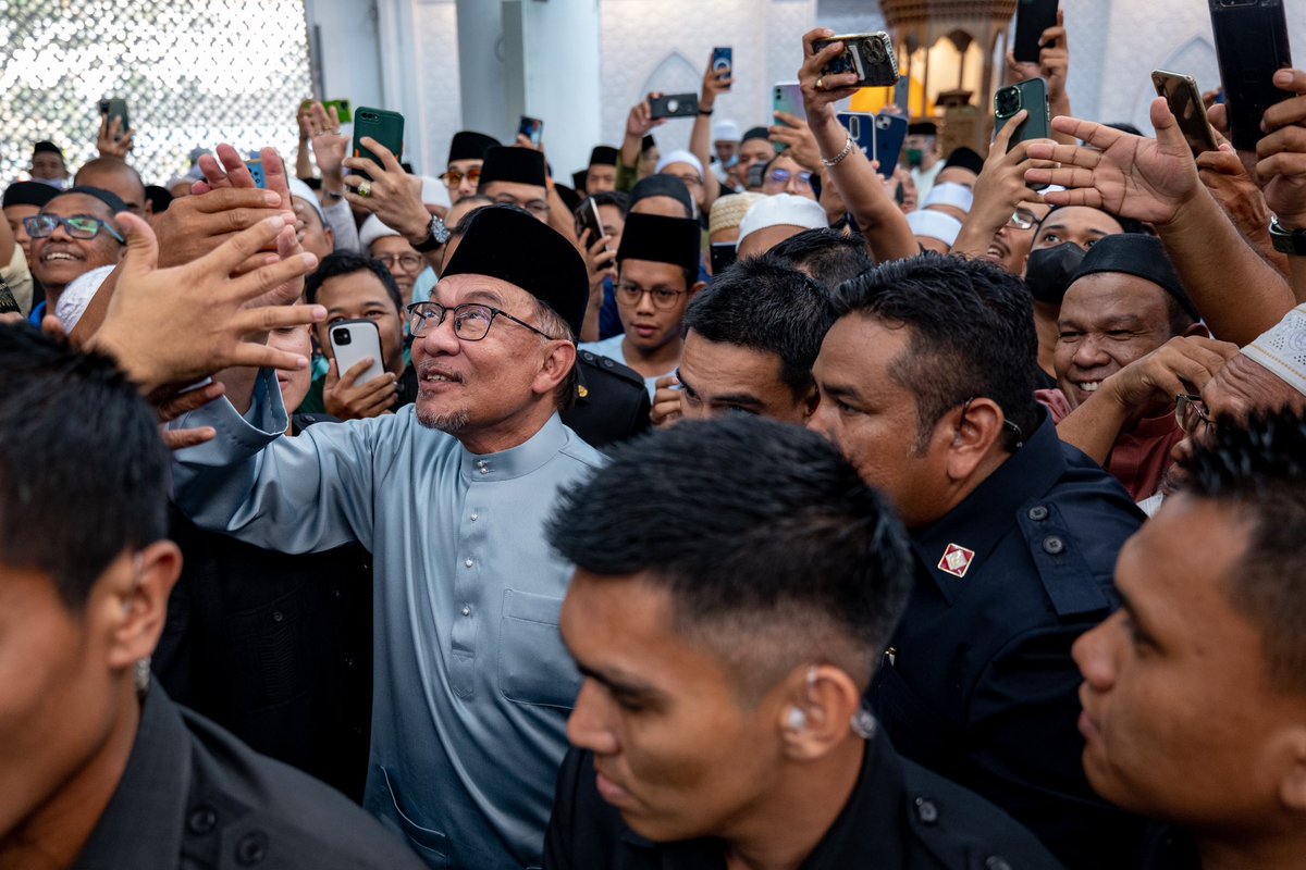 anwaribrahim's tweet photo. Seusai pertemuan bersama Sultan Johor DYMM Sultan Ibrahim Ibni Almarhum Sultan Iskandar, saya kemudiannya ke Kampung Melayu Majidee untuk menjamah murtabak di warung Murtabak Kampung Melayu Azo 96. https://t.co/nGLqphCjAb