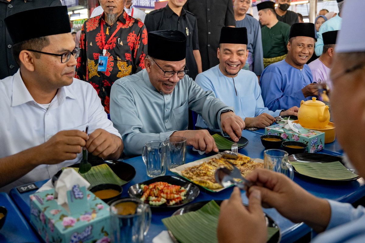 anwaribrahim's tweet photo. Seusai pertemuan bersama Sultan Johor DYMM Sultan Ibrahim Ibni Almarhum Sultan Iskandar, saya kemudiannya ke Kampung Melayu Majidee untuk menjamah murtabak di warung Murtabak Kampung Melayu Azo 96. https://t.co/nGLqphCjAb