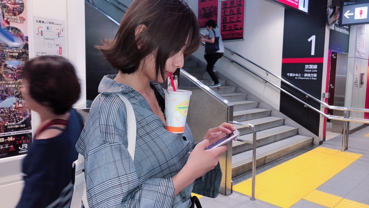 MacBookha's tweet photo. Boobs hold up drinks in this 'hands-free' internet challenge | POP! - https://t.co/8AHCA8qSU7 https://t.co/cxvuzSACGA https://t.co/sX73VzKINu