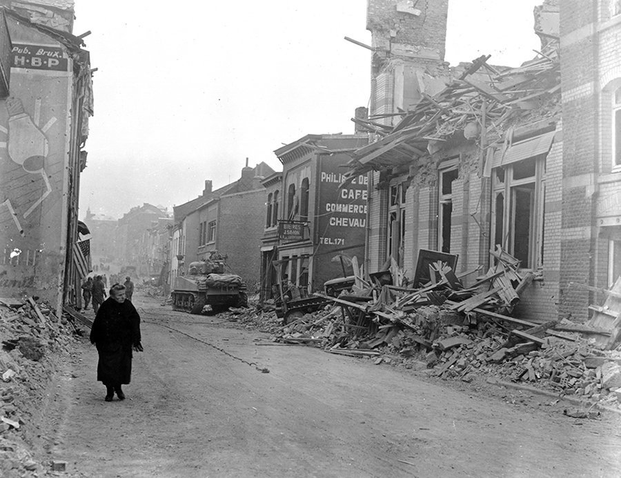 Bastogne was bombed a second time by bombers of Kampfgeschwader 66 of the Luftwaffe before the new attempt to capture the town. Dozens of buildings are destroyed but no major military targets were hit. #WW2