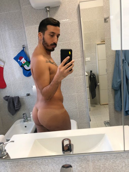 Ho messo male le mutande nella lampada e ora ho due tanline storte? https://t.co/SlraDNbfsE