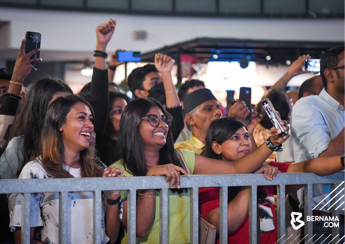 bernamadotcom's tweet photo. Tokoh Muzik India AR Rahman ketika sidang media di pusat beli belah KL Gateway hari ini bagi mempromosi konsert 'AR Rahman Secret of Success' yang bakal berlangsung tahun depan di Stadium Nasional Bukit Jalil.

@arrahman 

📸 Hafiz Sohaimi/BERNAMA https://t.co/4lZrqrh9qu