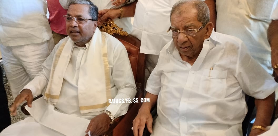 HareeshKL1's tweet photo. ಇಂದು ಮಾಜಿ ಮುಖ್ಯಮಂತ್ರಿ ಸಿದ್ದರಾಮಯ್ಯನವರು ಹಾಗೂ ಸತೀಶ್ ಜಾರಕಿಹೊಳಿ ರವರು ದಾವಣಗೆರೆಗೆ ಆಗಮಿಸಿ ಸಾಮೂಹಿಕ ವಿವಾಹ ಕಾರ್ಯಕ್ರಮದಲ್ಲಿ ಪಾಲ್ಗೊಂಡರು ಅದಕ್ಕೂ ಮುನ್ನ ಹಿರಿಯ ಶಾಸಕರಾದ ಡಾ. ಶಾಮನೂರು ಶಿವಶಂಕರಪ್ಪನವರ ನಿವಾಸಕ್ಕೆ ಭೇಟಿ ನೀಡಿದ್ದರು. @siddaramaiah @INCKarnataka  @PriyankKharge @KPCCPresident @JarkiholiSatish https://t.co/HbDNTVBcec