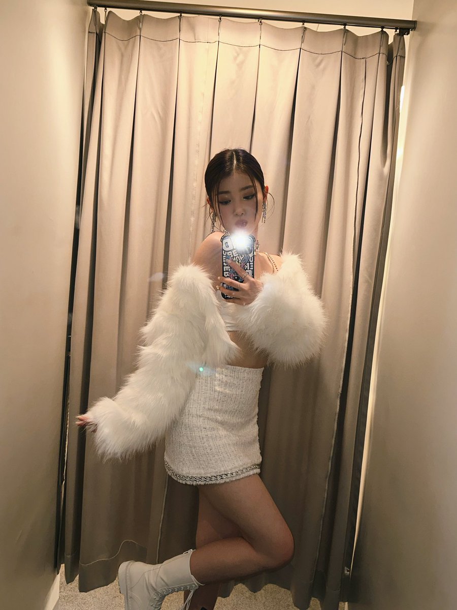 godxiaoting's tweet photo. literally the best stage outfit xiaoting wore 🤧 https://t.co/3ZmU7dv0tO