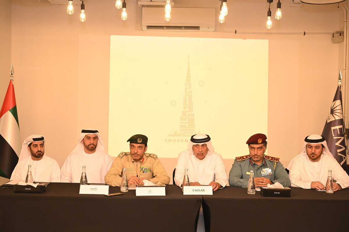 اللواء سيف مهير المزروعي: اللجنة أنهت استعداداتها بالتنسيق مع 48 هيئة ومؤسسة معنية، ووضعت جميع إمكاناتها البشرية والفنية لتوفير الراحة وسلاسة الحركة لجميع الزوار، بقوة بشرية تبلغ 10597 عنصر و3651 من الدوريات والآليات و45 زورقا بحريا وذلك في مواقع الاحتفالات التي تشمل 30 موقعاً.