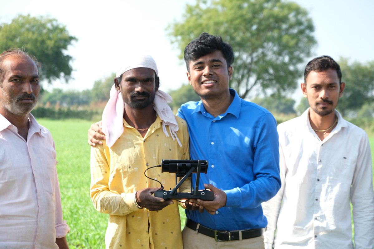 ರೈತರು ದೇಶದ ನಿಜವಾದ ಹೀರೋಗಳು🦸
With farmers who got satisfied by our @dronarkaerospac drone services☺️💯

#farmers #droneprathap #dronarkaerospace #karnataka #kannadiga #maharastra #kannada #agriculturaldrone