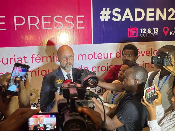 Frédéric Fougerat, président de Tenkan Paris, en conférence de presse à Conakry, en septembre 2022, pour promouvoir les métiers de la communication. à l’occasion du Saden 2022, le salon des entrepreneurs.